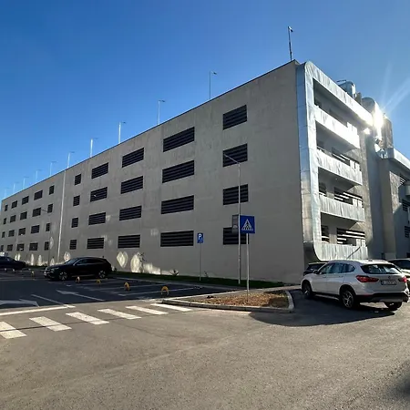 Апартаменти Ivory Deluxe - Free Parking